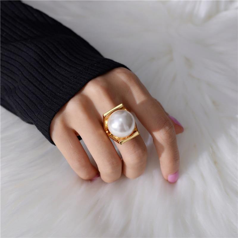 HUANZHI Big Imitation Pearls  Gold Color Metal Hollow Exaggeration Design Finger Advanced sense Rings for Women Girls Party Gift