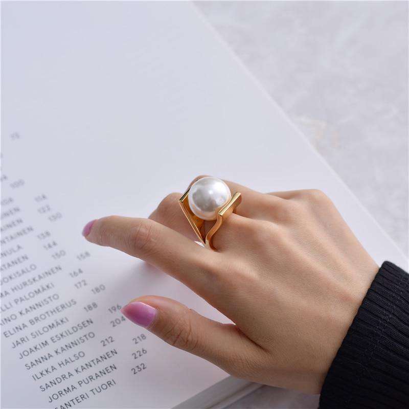 HUANZHI Big Imitation Pearls  Gold Color Metal Hollow Exaggeration Design Finger Advanced sense Rings for Women Girls Party Gift