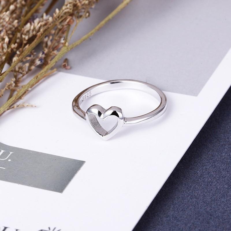 Minimalist & Chic Heart Ring